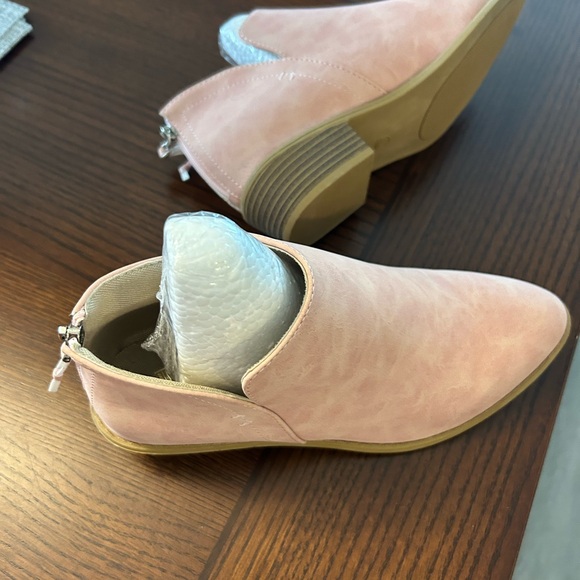 Ladies Pink booties - Picture 2 of 4